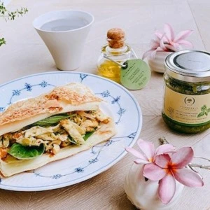 燒餅夾黃金豆皮佐熱內亞青醬